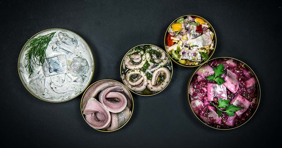 Fischsalate Kategorie Verschiedene Fischsalate angerichtet auf verschiedenen Tellern