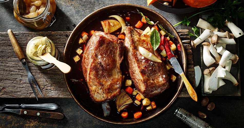 Kalbfleisch Kategorie Kalbfleisch gebraten in einer Pfanne mit verschiedenem Gemuese