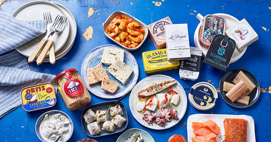 Fischspezialitäten Kategorie Verschiedene Fischspezialitäten angerichtet auf einem Tisch mit blauem Tischtuch