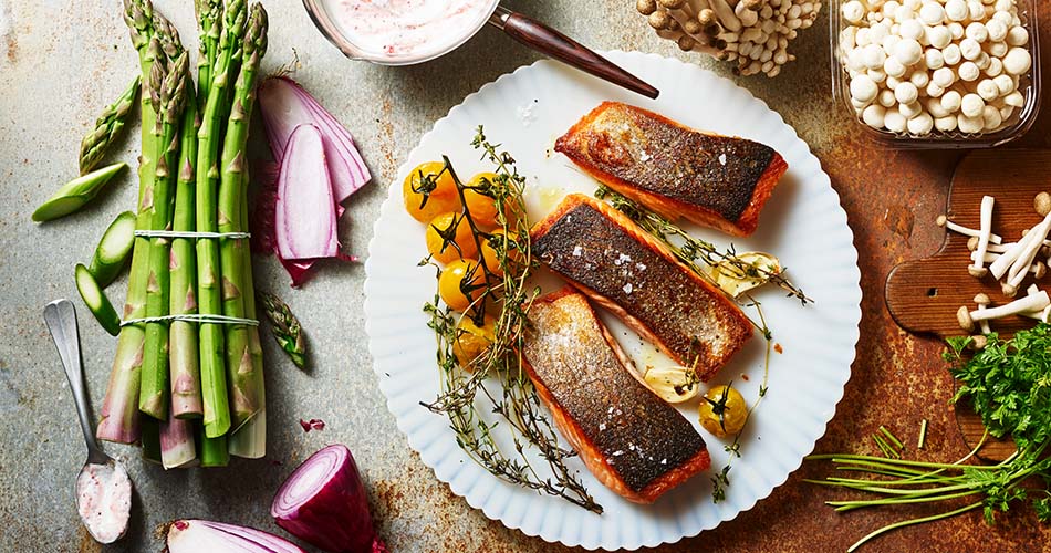 fischfilet und Loins kategorie Fischfilet und Loins gebraten angerichtet auf weißem Teller. Dazu Spargel und Pilze