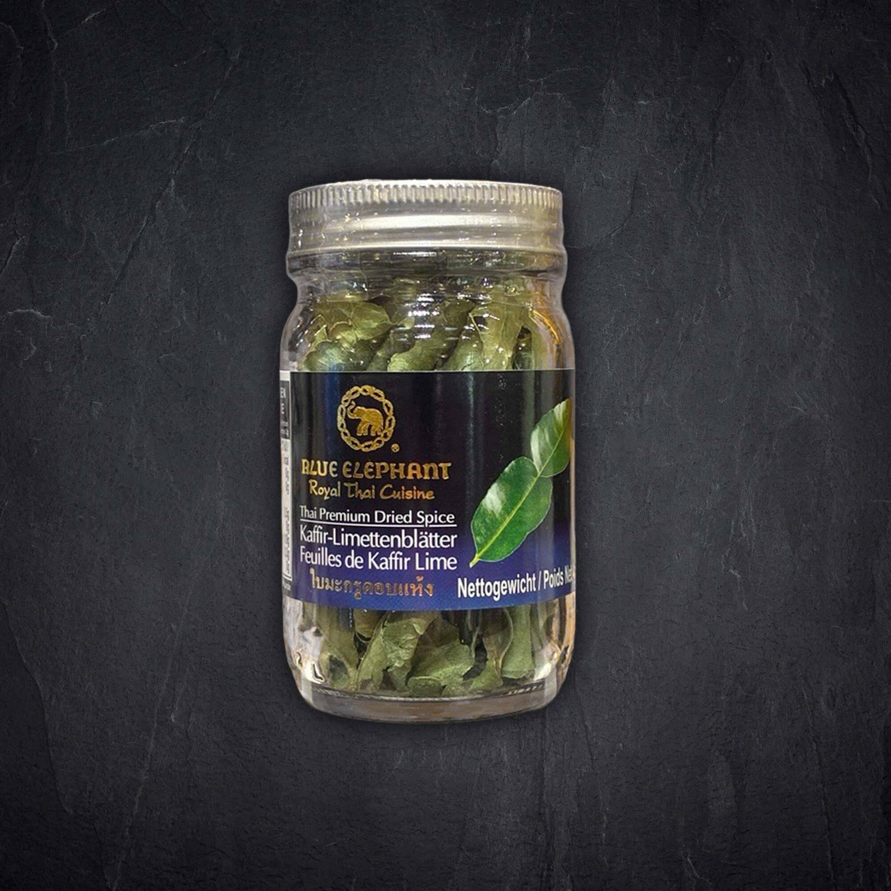 Getrocknete Kaffirlimettenblätter im Glas