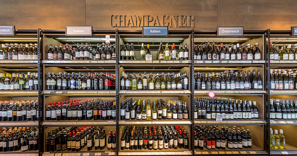Regal mit Champagnerflaschen aus dem Frischeparadies Markt