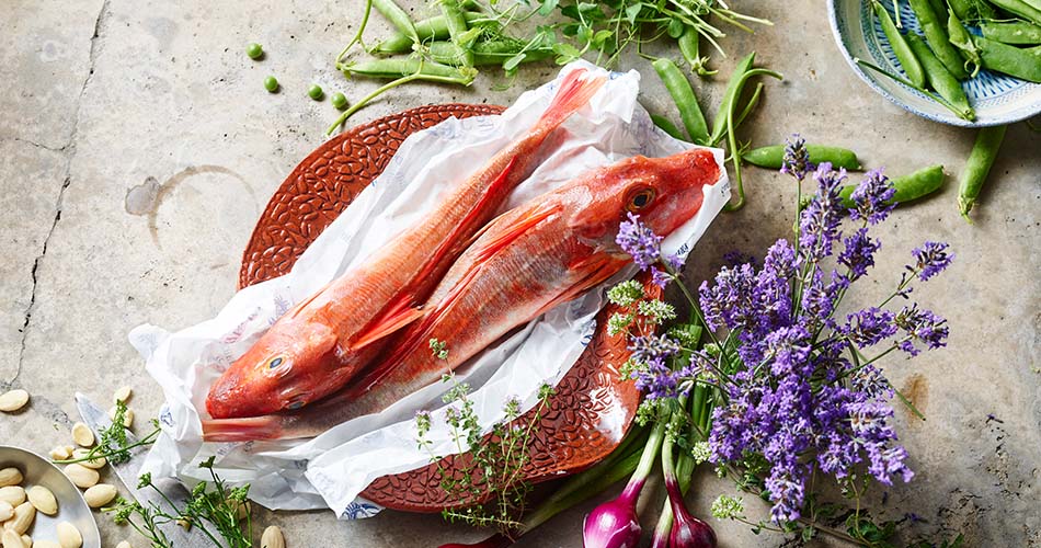 frische ganze Fische Kategorie Frische ganze Fische in einem Korb dazu steht neben dran frischer lavendel
