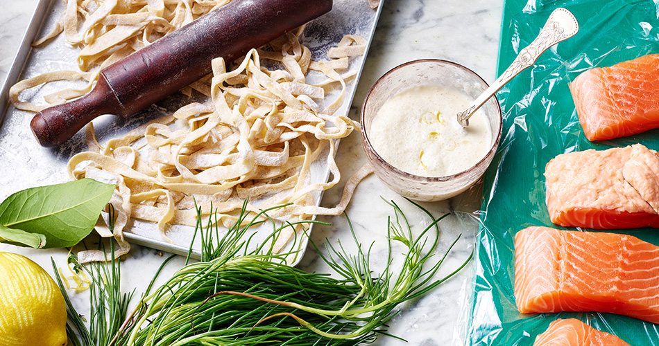 Frische pasta ausgerollt mit einem Nudelholz