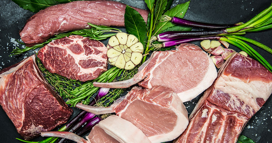 Verschiedene Fleischstücke aus unserer Theke. Von Schwein, Rind, Gefluegel bis Lamm, Wild und vieles mehr